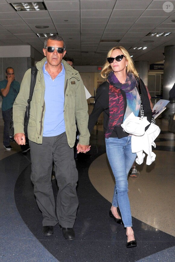 Antonio Banderas et Melanie Griffith main dans la main à l'aéroport LAX de Los Angeles en mars 2014
