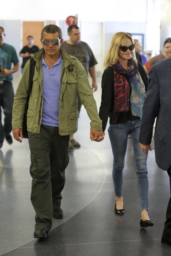 Antonio Banderas et Melanie Griffith main dans la main à l'aéroport LAX de Los Angeles en mars 2014
