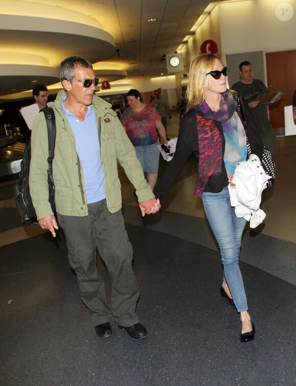 Antonio Banderas et Melanie Griffith main dans la main à l'aéroport LAX de Los Angeles en mars 2014