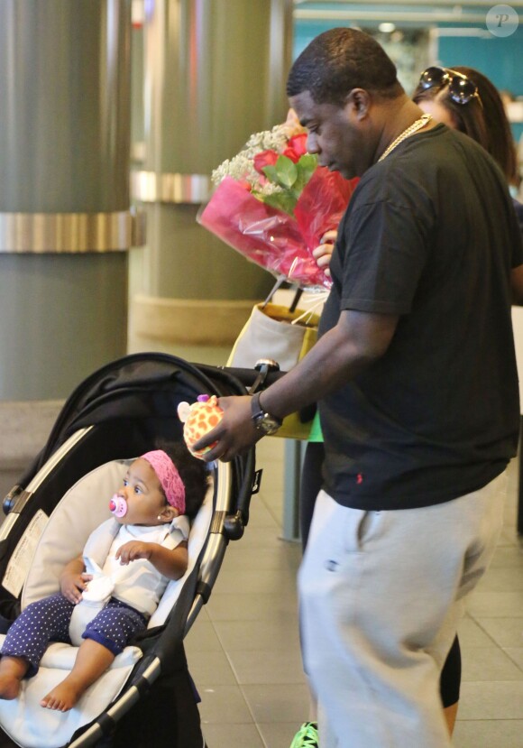 Tracy Morgan et sa petite amie Megan Wollover en compagnie de leur fille Maven Morgan à l' aéroport de Vancouver Le 30 mai 2014 
