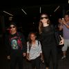 - Angelina Jolie et Brad Pitt décolent du LAX avec leurs enfants Maddox et Zahara, Los Angeles, 6 juin 2014.