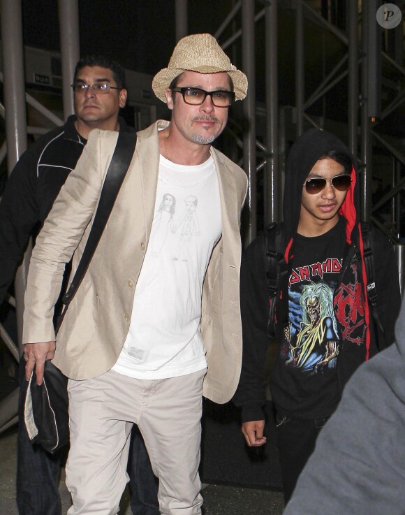Brad et Maddox - Angelina Jolie et Brad Pitt décolent du LAX avec leurs enfants Maddox et Zahara, Los Angeles, 6 juin 2014.