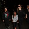 - Angelina Jolie et Brad Pitt décolent du LAX avec leurs enfants Maddox et Zahara, Los Angeles, 6 juin 2014.