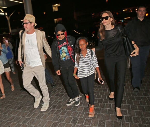 Angelina Jolie et Brad Pitt décolent du LAX avec leurs enfants Maddox et Zahara, Los Angeles, 6 juin 2014.