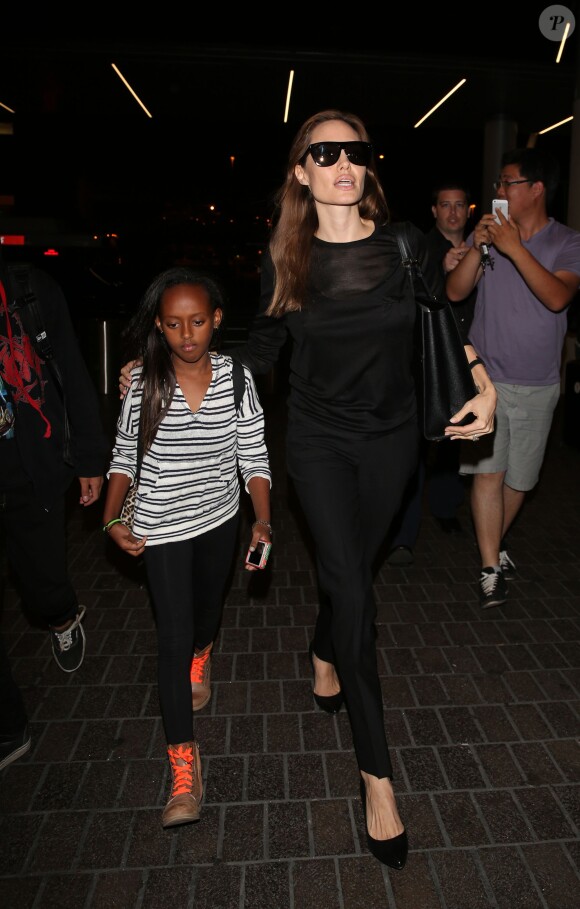 Angie et Zahara - Angelina Jolie et Brad Pitt décolent du LAX avec leurs enfants Maddox et Zahara, Los Angeles, 6 juin 2014.