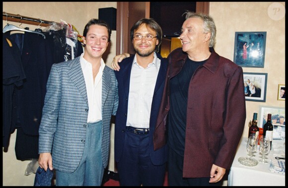 Archives : Michel Sardou dans sa loge avec ses fils Davy et Romain, théâtre de la Porte Saint Martin, le 12 septembre 2002, Paris
