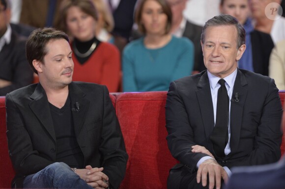 Davy Sardou et Francis Huster sur le plateau de "Vivement Dimanche", mai 2013.