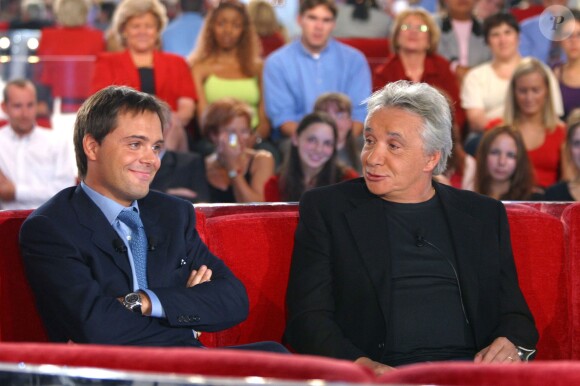 Michel Sardou entouré de ses fils Romain et Davy sur le plateau de "Vivement Dimanche", septembre 2002.