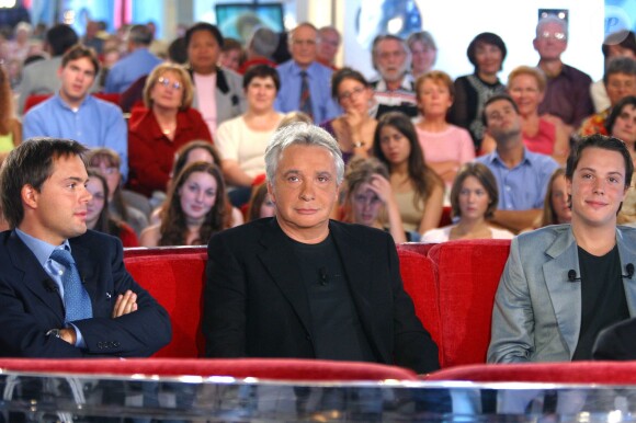 Michel Sardou entouré de ses fils Romain et Davy sur le plateau de "Vivement Dimanche", septembre 2002.