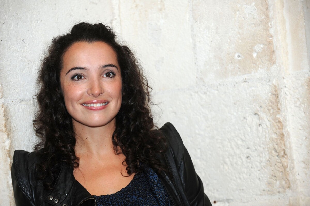 Photo Isabelle Vitari Pose Pour Le Photocall De La Série Nos Chers