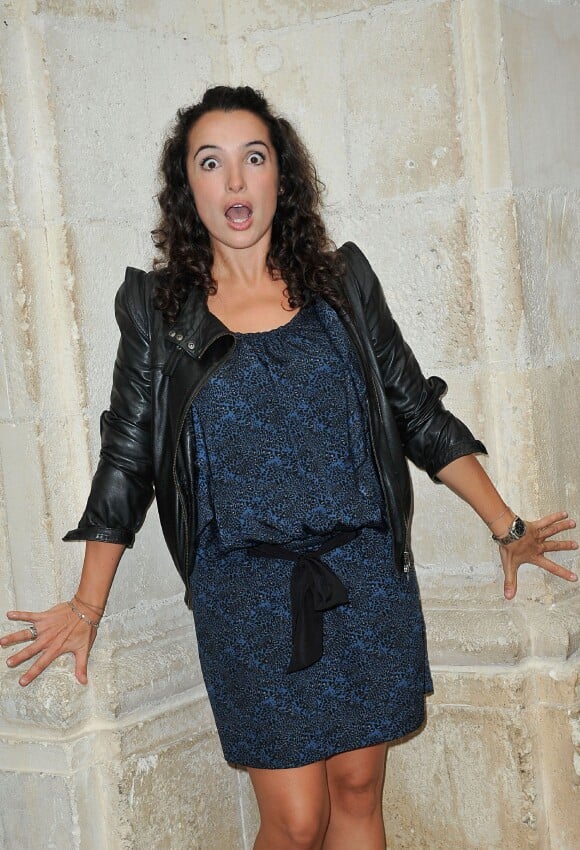 L'actrice Isabelle Vitari, maman pour la deuxième fois, pose pour le photocall de la série "Nos Chers Voisins" durant le 15e Festival de la Fiction TV de La Rochelle, le 14 septembre 2013.