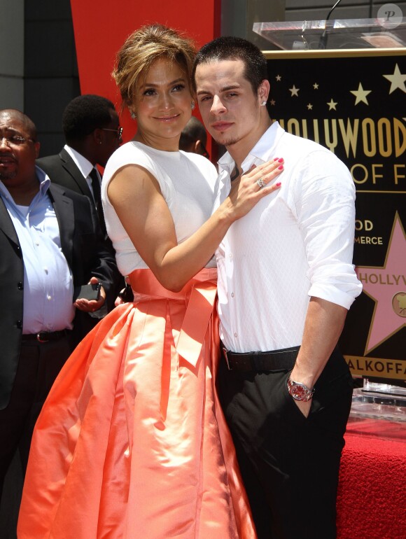 Jennifer Lopez et Casper Smart lors de la remise de médaille de Jennifer Lopez sur le "Walk of Fame" à Hollywood, le 20 juin 2013. 