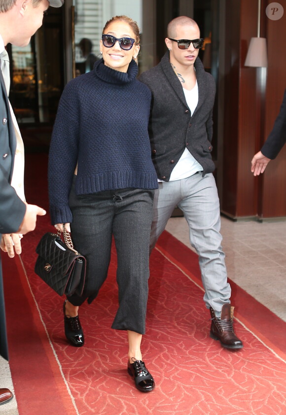 Jennifer Lopez, sa fille Emme et son compagnon Casper Smart quittent leur hôtel, le Royal Monceau, à Paris. Le 2 octobre 2012.