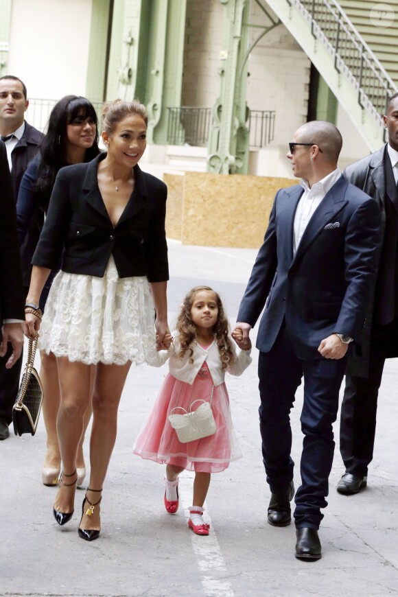 Jennifer Lopez, sa fille Emme et son compagnon Casper Smart à Paris. Le 2 octobre 2012.