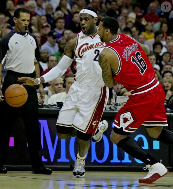 LeBron James et James Johnson à Cleveland, le 19 avril 2010. 