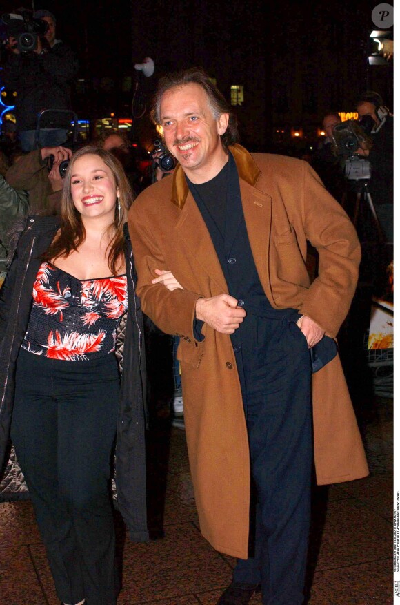 Rik Mayall avec sa fille Rosie à Londres le 18 janvier 2002.