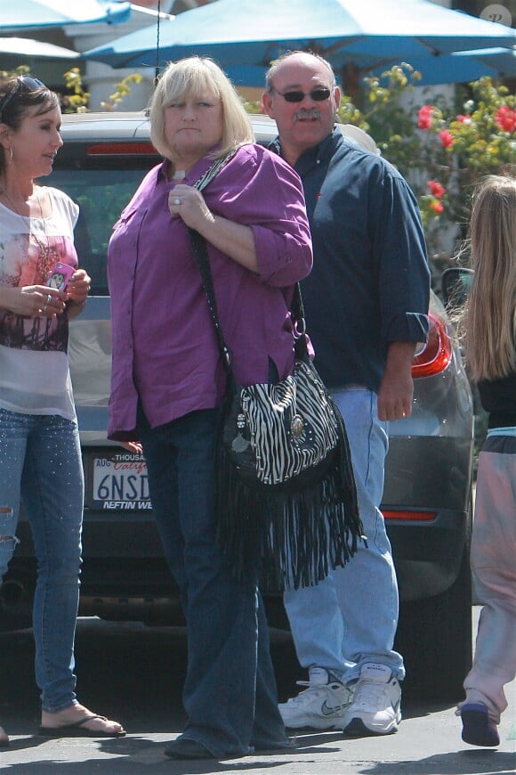 Exclusif - Debbie Rowe et son fiancé Marc Schaffel dans les rues de Calabasas, le 4 avril 2014.