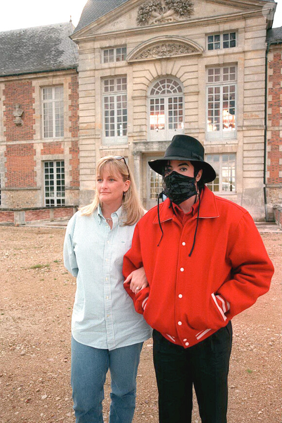 Debbie Rowe au bras de Michael Jackson en juillet 1997.