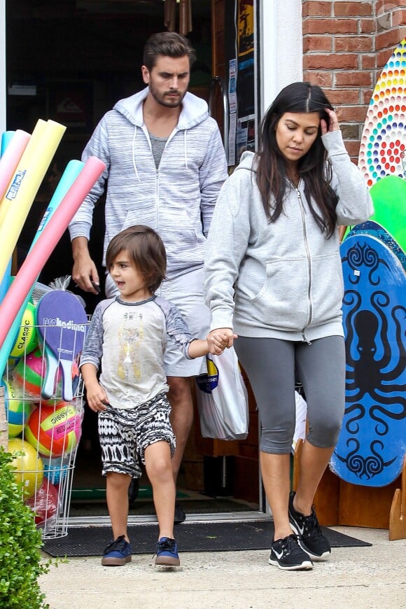 Kourtney Kardashian, Scott Disick et leur fils Mason quittent la boutique Sunrise to Sunset, dans les Hamptons. Southampton, le 10 juin 2014.