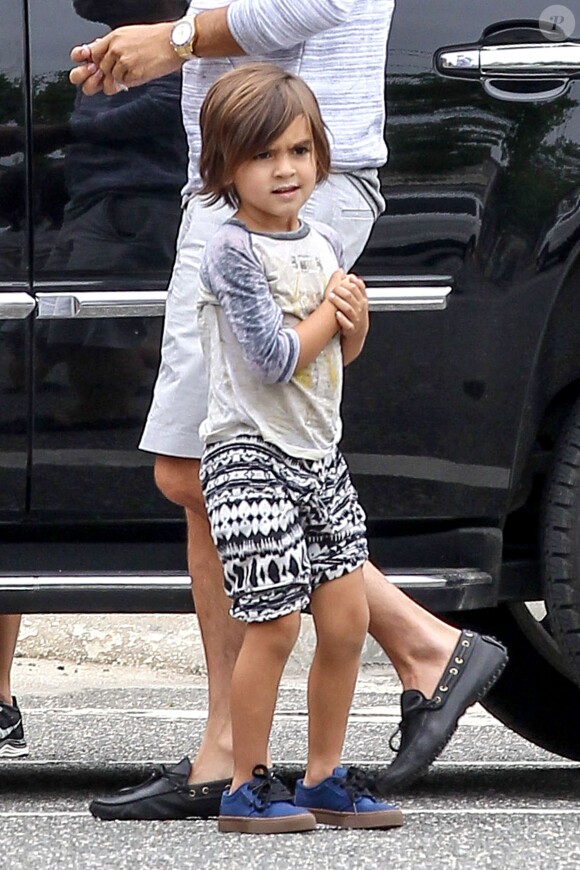 Mason fait du shopping avec ses parents Kourtney Kardashian et Scott Disick à Southampton. Le 10 juin 2014.