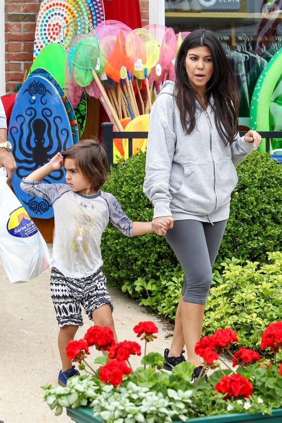 Kourtney Kardashian et son fils Mason quittent la boutique Sunrise to Sunset à Southampton. Le 10 juin 2014.