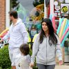 Kourtney Kardashian, Scott Disick et leur fils Mason quittent la boutique Sunrise to Sunset, dans les Hamptons. Southampton, le 10 juin 2014.