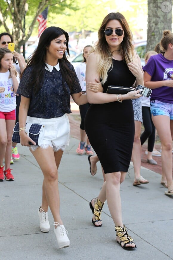 Kourtney et Khloé Kardashian font du shopping dans les Hamptons. Southampton, le 3 juin 2014.