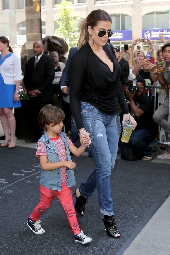 Khloé Kardashian et son neveu Mason Disick quittent l'hôtel Trump SoHo à New York, le 2 juin 2014.