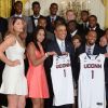 Barack Obama recevait les équipes masculine et féminine de l'université du Connecticut, les Huskies, à la Maison Blanche, le 9 juin 2014 à Washington pour célébrer leurs titres nationaux
