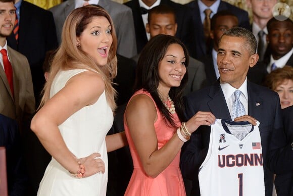 Barack Obama recevait les équipes masculine et féminine de l'université du Connecticut, les Huskies, à la Maison Blanche, le 9 juin 2014 à Washington pour célébrer leurs titres nationaux, dont la très espiègle Stefanie Polson