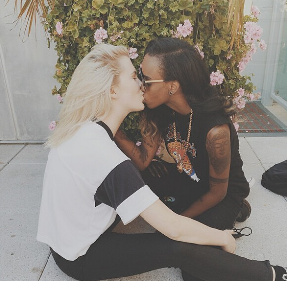 Ireland Baldwin a échangé un baiser sensuel avec la rappeuse bisexuelle Angel Haze en mai 2014.