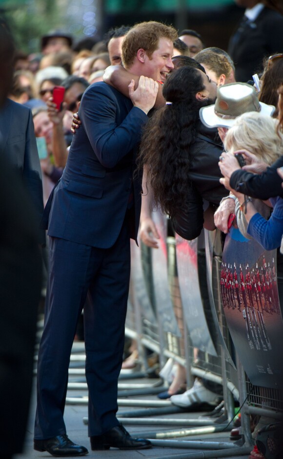 Le prince Harry attrapé par une admiratrice lors de la projection anniversaire du film Zoulou sorti en 1964, le 10 juin 2014 à l'Odeon Leicester Square