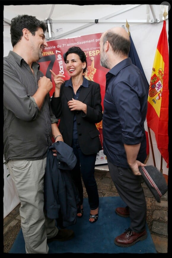 Rachida Dati rit avec le réalisateur Cesc Gay et de l'acteur Javier Cámara - Soirée d'ouverture du 13e Festival Le 7e art dans le 7e dans la cour du lycée Victor Duruy, rue de Babylone à Paris, le 10 juin 2014.