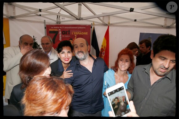 Rachida Dati pose avec l'acteur Javier Cámara - Soirée d'ouverture du 13e Festival Le 7e art dans le 7e dans la cour du lycée Victor Duruy, rue de Babylone à Paris, le 10 juin 2014.