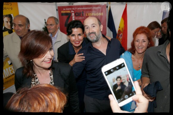 Rachida Dati pose avec l'acteur Javier Cámara - Soirée d'ouverture du 13e Festival Le 7e art dans le 7e dans la cour du lycée Victor Duruy, rue de Babylone à Paris, le 10 juin 2014.