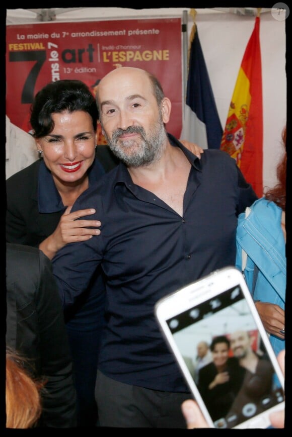 Photo souvenir pour Rachida Dati et l'acteur Javier Cámara - Soirée d'ouverture du 13e Festival Le 7e art dans le 7e dans la cour du lycée Victor Duruy, rue de Babylone à Paris, le 10 juin 2014.