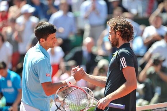 Novak Djokovic et Ernests Gulbis à Roland-Garros à Paris le 6 juin 2014. 