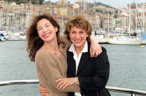 Jane Birkin et son amie de toujours Gabrielle Crawford à Cannes, le 5 avril 2001.
