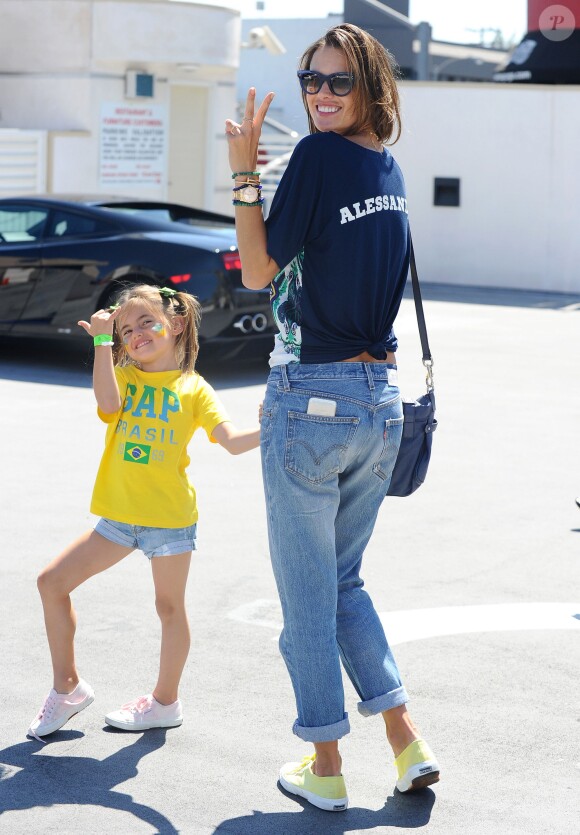 Alessandra Ambrosio et sa fille Anja, habillées aux couleurs du Brésil, se rendent au Rock and Reilly's Irish Pub pour regarder la cérémonie et le match d'ouverture de la Coupe du Monde. West Hollywood, le 12 juin 2014.