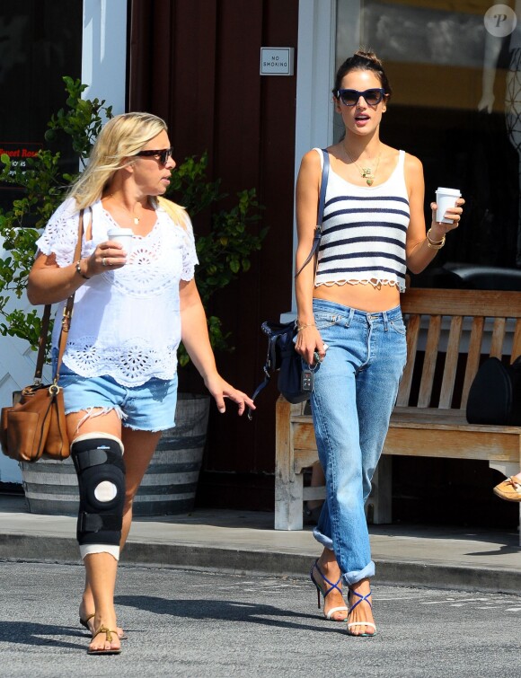Exclusif - Alessandra Ambrosio se rend au Brentwood Country Mart avec une amie. Los Angeles, le 12 juin 2014.