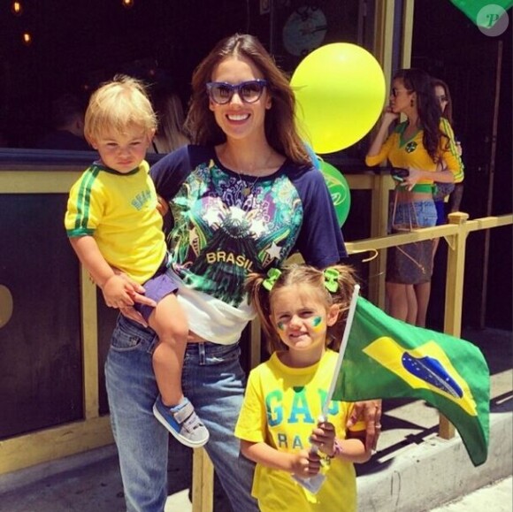 Alessandra Ambrosio et ses deux enfants Noah et Anja (2 et 5 ans), spectateurs de la cérémonie d'ouverture de la Coupe du monde au Brésil au Rock and Reilly's Irish Bar. West Hollywood, le 12 juin 2014.