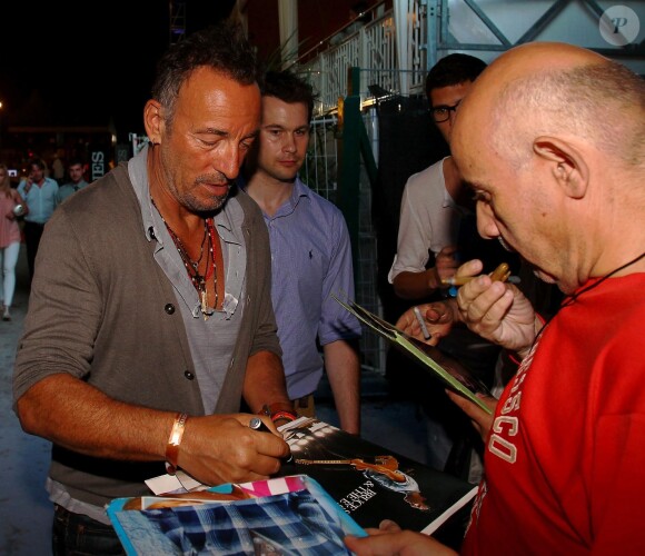 Bruce Springsteen signant des autographes au Stade des Hespérides le 12 juin 2014, au premier soir du Jumping international de Cannes, où il se trouvait pour encourager leur fille Jessica Springsteen. Hélas, la jeune cavalière de 21 ans n'a pas joué les premiers rôles.