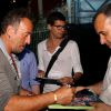 Bruce Springsteen signant des autographes au Stade des Hespérides le 12 juin 2014, au premier soir du Jumping international de Cannes, où il se trouvait pour encourager leur fille Jessica Springsteen. Hélas, la jeune cavalière de 21 ans n'a pas joué les premiers rôles.