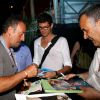 Bruce Springsteen signant des autographes au Stade des Hespérides le 12 juin 2014, au premier soir du Jumping international de Cannes, où il se trouvait pour encourager leur fille Jessica Springsteen. Hélas, la jeune cavalière de 21 ans n'a pas joué les premiers rôles.