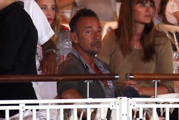 Bruce Springsteen (et derrière lui Marina Hands) dans les tribunes du Stade des Hespérides le 12 juin 2014, au premier soir du Jumping international de Cannes, encourageant leur fille Jessica Springsteen. Hélas, la jeune cavalière de 21 ans n'a pas joué les premiers rôles.