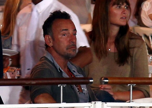 Bruce Springsteen (et derrière lui Marina Hands) dans les tribunes du Stade des Hespérides le 12 juin 2014, au premier soir du Jumping international de Cannes, encourageant leur fille Jessica Springsteen. Hélas, la jeune cavalière de 21 ans n'a pas joué les premiers rôles.