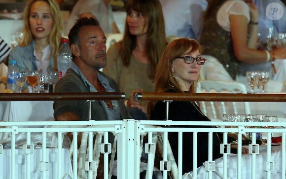 Bruce Springsteen et sa femme Patti Scialfa dans les tribunes du Stade des Hespérides le 12 juin 2014, au premier soir du Jumping international de Cannes, encourageant leur fille Jessica Springsteen. Hélas, la jeune cavalière de 21 ans n'a pas joué les premiers rôles.