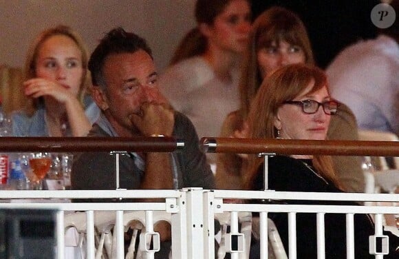 Bruce Springsteen et sa femme Patti Scialfa dans les tribunes du Stade des Hespérides le 12 juin 2014, au premier soir du Jumping international de Cannes, encourageant leur fille Jessica Springsteen. Hélas, la jeune cavalière de 21 ans n'a pas joué les premiers rôles.