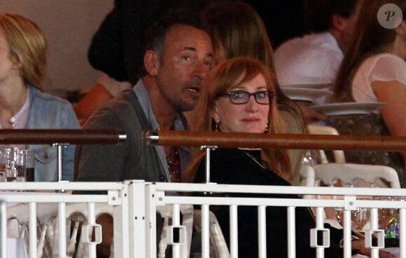 Bruce Springsteen et sa femme Patti Scialfa dans les tribunes du Stade des Hespérides le 12 juin 2014, au premier soir du Jumping international de Cannes, encourageant leur fille Jessica Springsteen. Hélas, la jeune cavalière de 21 ans n'a pas joué les premiers rôles.