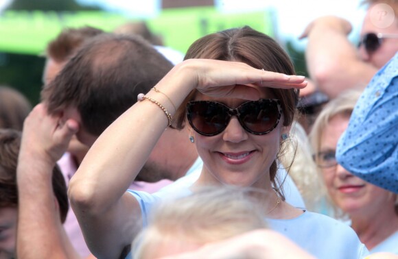 La princesse Mary était samedi 14 juin 2014 au Faelledparken pour soutenir une course en relais contre les intimidations et remettre les médailles aux jeunes participants à leur arrivée.